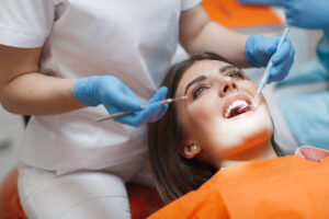 歯科医を受診している女性