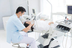 歯の治療を行う男性歯科医師