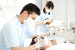 セラミック歯の治療をする歯科医師